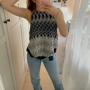 Mönstrad blus - Mycket skön blus som har dubbelt tyg och blir lite mindre närmare halsen som ger än väldigt snygg passform🩷🩷