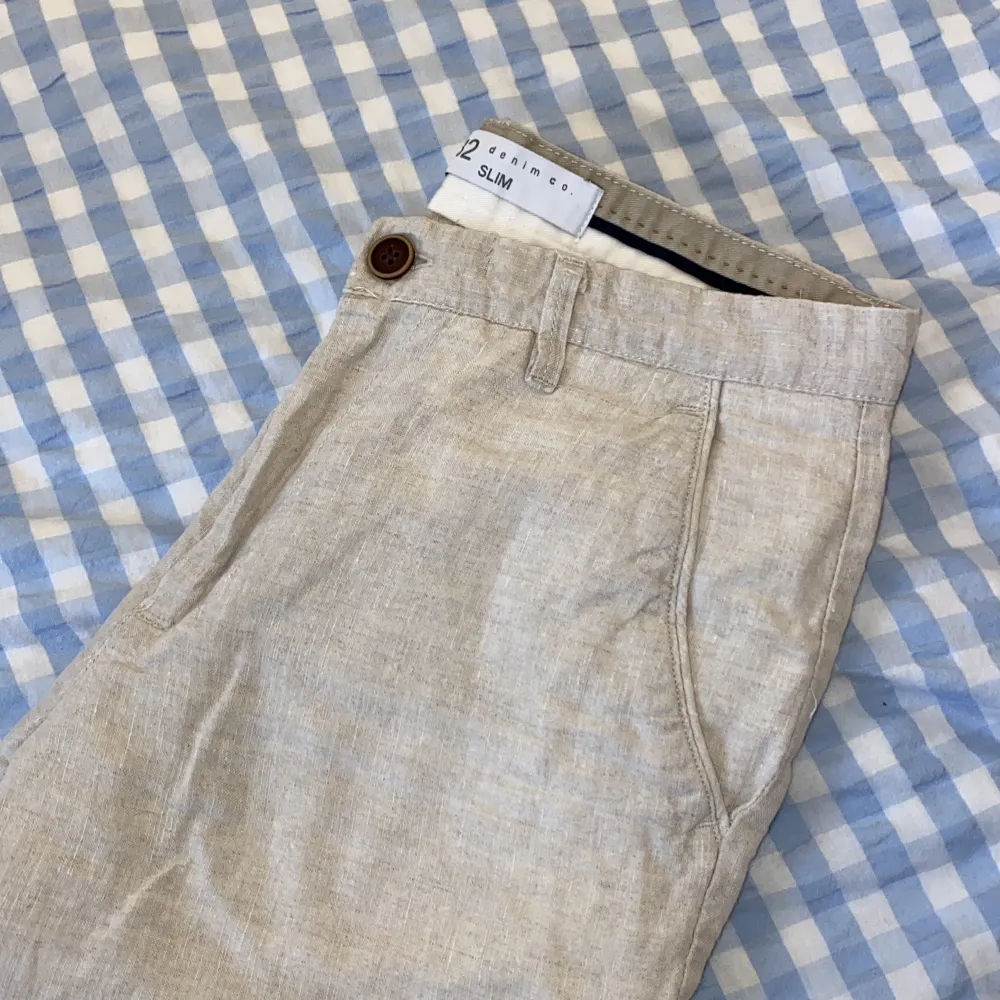 Beiga linnebyxor från primark i mycket fint skick. Storleken är W28 L32 och de är slim . Jeans & Byxor.