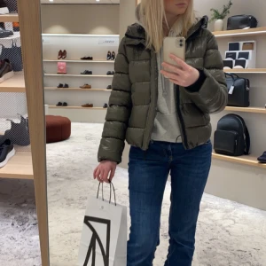 Superdry puffer jacket - Säljer min supersnygga Superdry puffer jacket som jag använde förra vintern. Den är väldigt varm och bekväm, säljer då jag hellre vill köpa den i svart. Är 172 cm lång för referens💗💗
