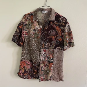 Skitsnygg multi-mönstrad skjorta  - Skitsnygg multi-mönstrad skjorta från Bershka! Söker nytt hem då den sällan används numera :) Storlek S men passar även M. 