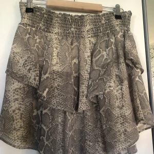 Kjol från Gina Tricot - Volangkjol från Gina Tricot som ej finns att köpa längre. Storlek 34 men skulle säga att den är som en S. 