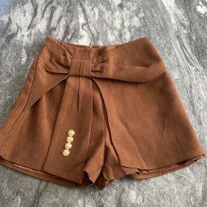 Kostymshorts  - Nyskick och använd fåtal gånger säljer då de har blivit för små. Kontakta vid fler bilder eller frågor!