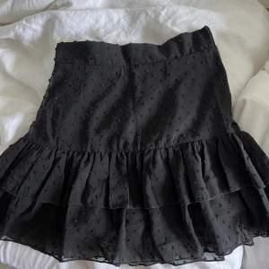 Säljer denna sjukt fina svarta kjolen från shein då den är för liten för mig! Den är aldrig använd💘 den är i strl Xs men passar bättre som xxs 💕