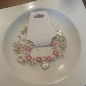 Armband  - Armband i rocaillespärlor med elastisk tråd