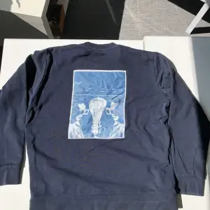 Marinblå weatshirt från pull and bear, storlek M