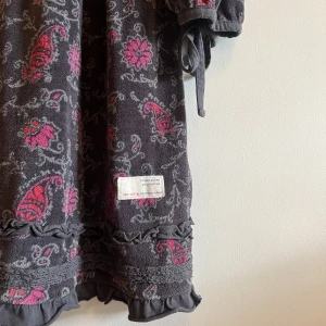 Odd Molly klänning  - En härlig grå/rosa klänning från odd molly.  Storlek 3 jag uppskattar den till M/L längd: 90cm från axlarna