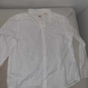 Levis skjorta - Riktigt fet somrig skjorta som passar perfekt k varje outfit. L men passar även M, faktiskt aldrig använt bara testat på.