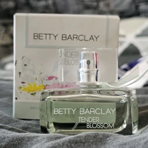 Betty Barclay parfym 50mL - Tender Blossom av Betty Barclay. Aldrig använd, endast testad! Denna var en present som tyvärr inte passade mig så bra. Lådan är lite kantstött men flaskan är helt som ny. Orginalpris 287kr (Åhléns). 