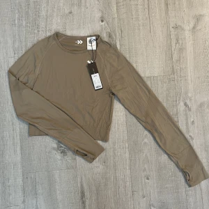 Träningstopp XS/S - Säljer denna beiga träningtröja från lager 157. Stl XS/S. Aldrig använd, prislapp kvar 