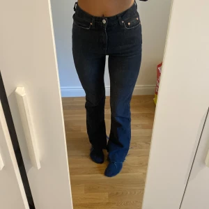 Jeans  - Petite Jeans från Gina tricot med slits i storlek 32🤍