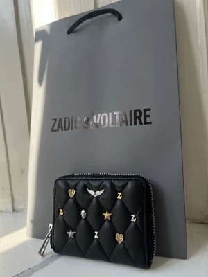 Zadig Plånbok - Oanvänd, svart med guldiga och silvriga detaljer!   Nypris: 1,300kr