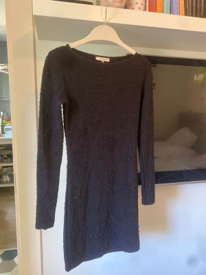 Glittrig klänning - Glittrig klänning från chiquelle i stretchigt material! Nyskick 