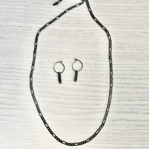 Pilgrim set - Svart halsband med matchande örhängen från pilgrim, aldrig använda⭐️