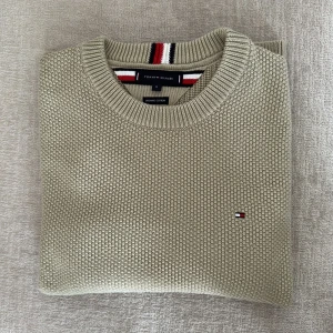 Tommy Hilfiger tröja (M) - Helt ny stickad tröja från Tommy Hilfiger, lappen är borttagen men den är aldrig använd.