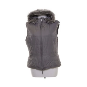 Pälsväst  - Väst med liten pälsluva. Supercoola att stayla till tex adidaskoftor eller stickade tröjor o jeans