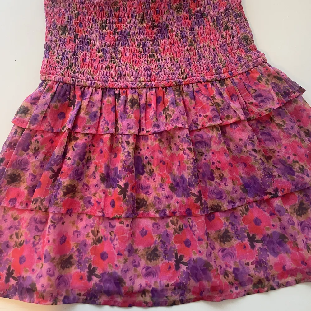 Säljer mina nya oanvända volang kjol ifrån Bikbok då den inte kommit till användning. Super somrig och fin. Fast pris!. Kjolar.