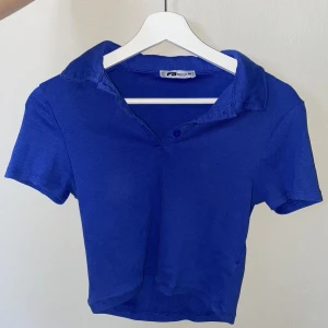 Crop top💙 - Söt crop top med krage från fb sister💙 fint skick 