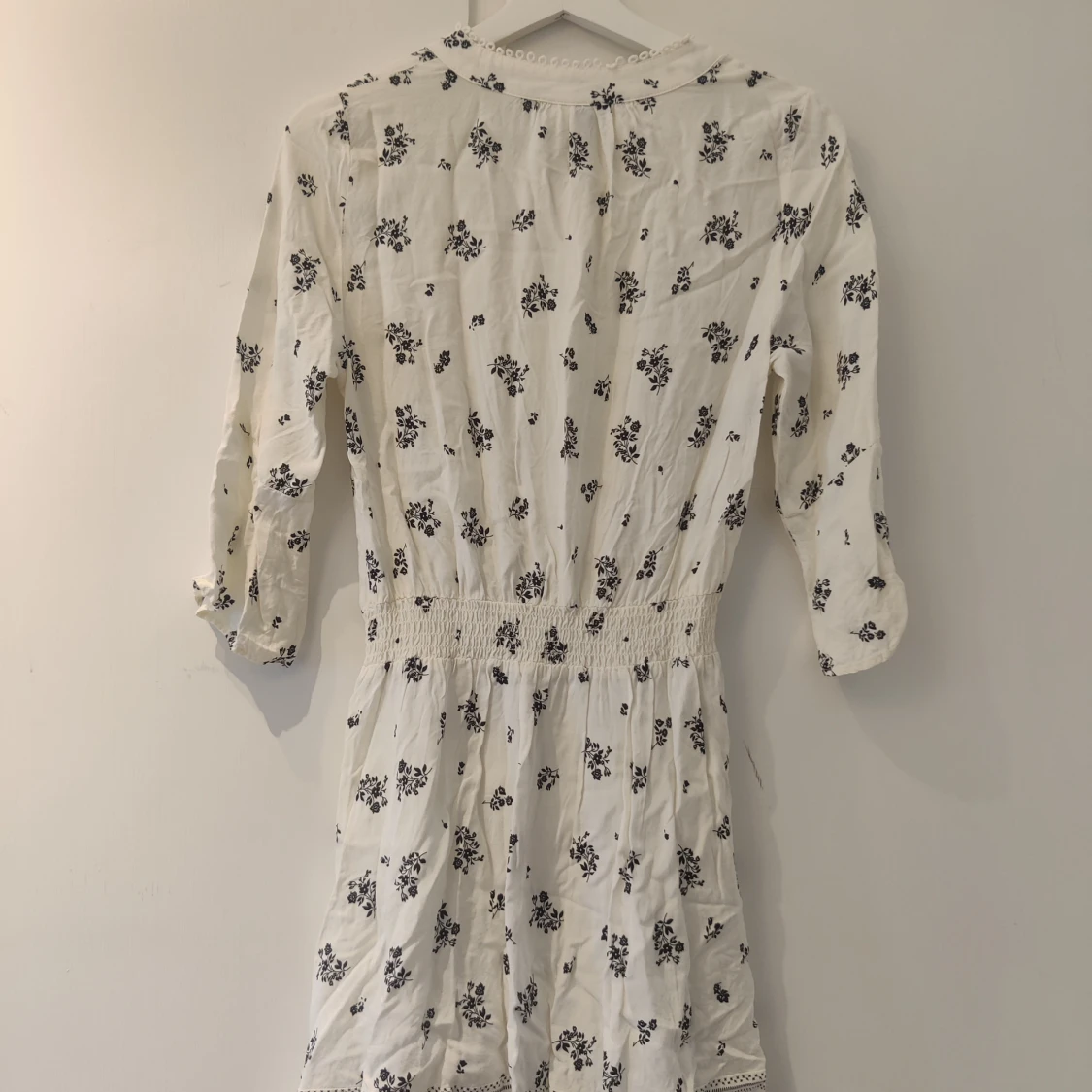 Cremevit klänning med fina detaljer H&M storlek 36 - 90