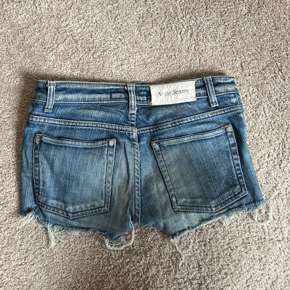 Jeansshorts från Acne. Shorts.