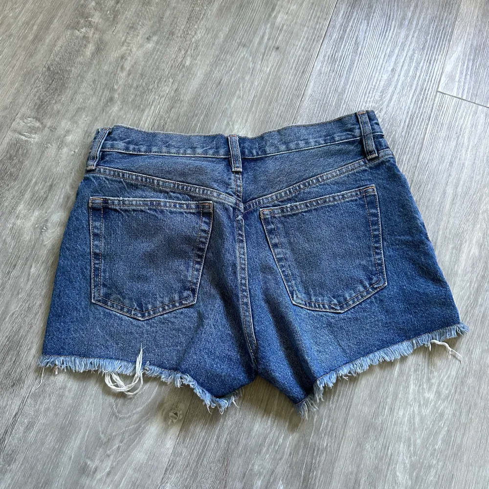 Ett par helt oanvända shorts från Mango. Säljer pågrund av fel storlek. Hör av er vid intresse😊. Shorts.