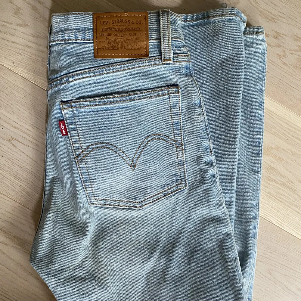 Ljusblåa jeans från Levis i modellen wedgie straight. Storlek 24. Väldigt sparsamt använda så i fint skick!. Jeans & Byxor.