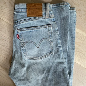 Levi’s Jeans - Ljusblåa jeans från Levis i modellen wedgie straight. Storlek 24. Väldigt sparsamt använda så i fint skick!