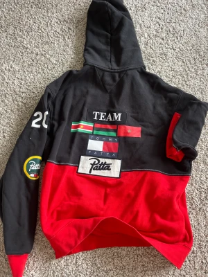 Tommy jeans hoodie  - Endast använd ett fåtal gånger så cond är 10/10.  Nypris ca 1,7k när jag köpte den så det är extremt billigt.  Storlek XL men passar L