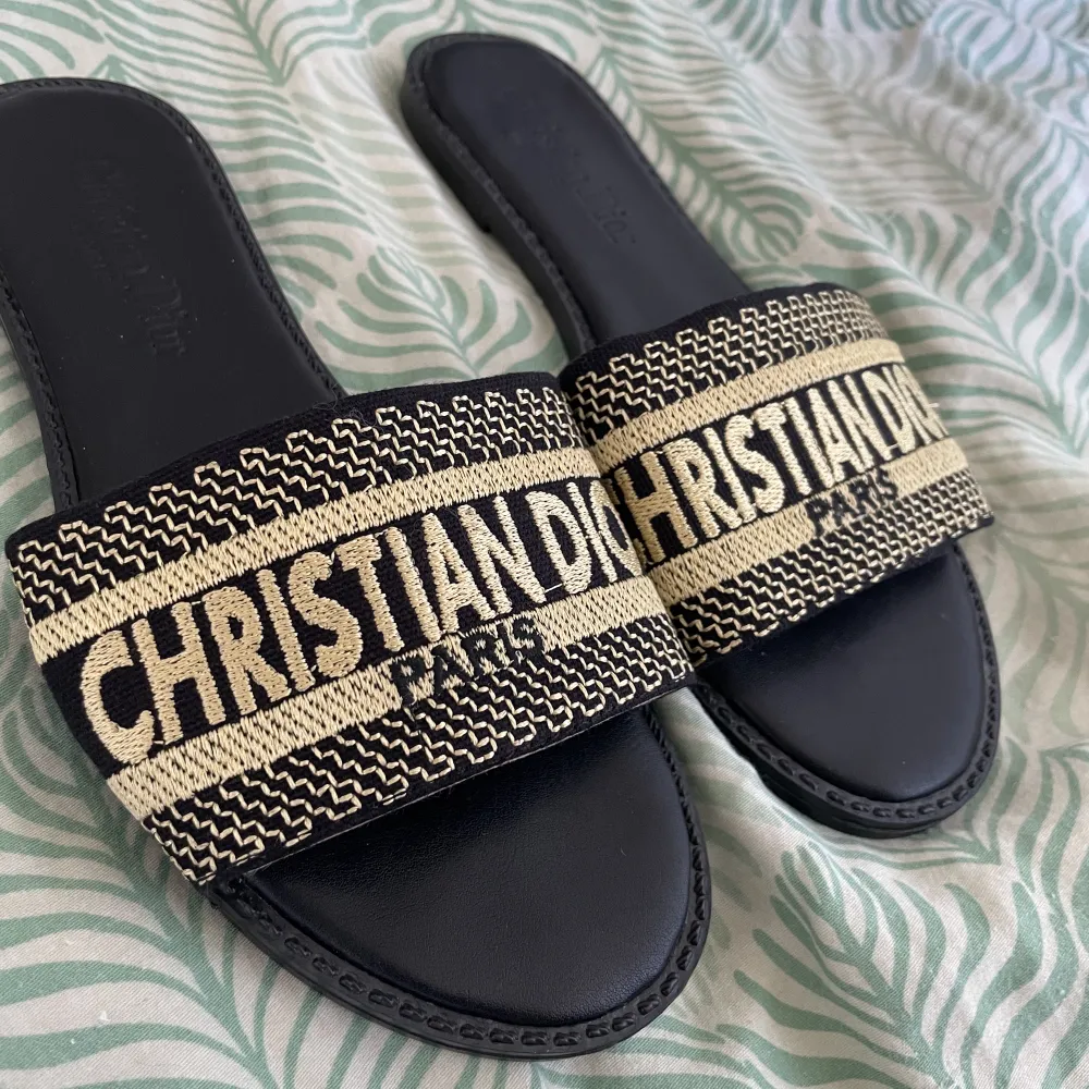 Säljer mina helt nya och oanvända Christian Dior tofflor/sandels. I storlek 37/38.  💕. Skor.