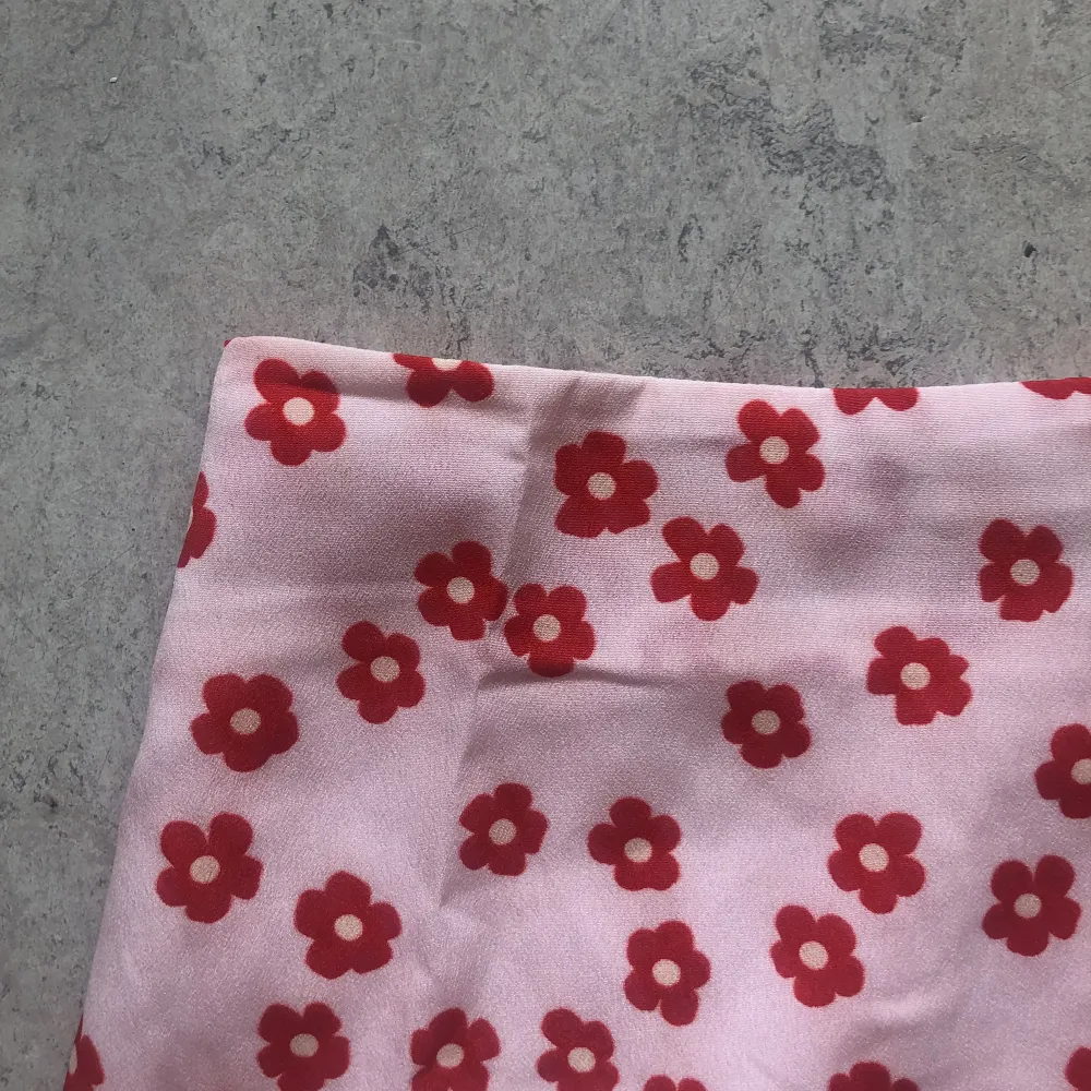 rosa minikjol med röda blommor, gullig och sval. Kjolar.