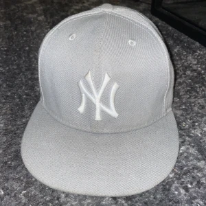 Keps - Fitted keps från new era  