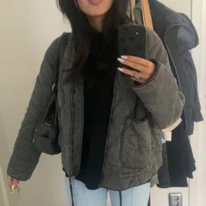 Säljer den populära Zara kappan!! storlek M! Toppen skick💓 Jag har själv Xs/S och den sitter som en oversized jacka på mig då!