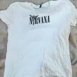 Vit nirvana t-shirt från hm  Nirvana logga fram till Bild tryck bak till  Pris går att pruta