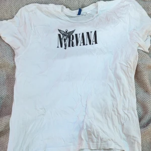 Nirvana t-shirt  - Vit nirvana t-shirt från hm  Nirvana logga fram till Bild tryck bak till  Pris går att pruta