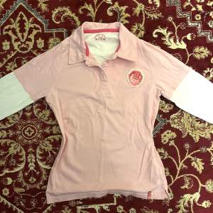 Liten rosa tröja med insydda vita ärmar, barnstorlek men funkar som typ babytee