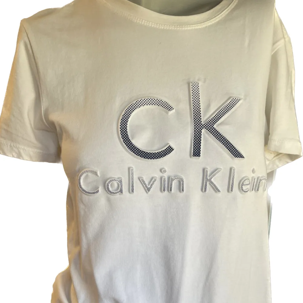 Säljer min Calvin Klein t-shirt i storlek XS. Skicka gärna ett meddelande om du har några frågor. T-shirts.
