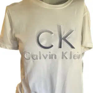 Säljer min Calvin Klein t-shirt i storlek XS. Skicka gärna ett meddelande om du har några frågor