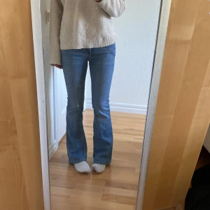 Low Waist Jeans - As snygga low waist jeans från lager 157. Bara använda ett fåtal gånger. Ny pris 400 sek. Hör av er om ni har frågor! Pris går att diskutera!💗