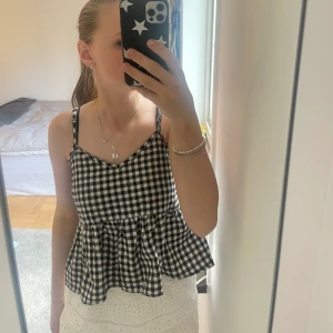 Jättefin topp! ❣️ - En jättefin topp från SHEIN. 💓 Använd fåtal gånger. Strl xs! 💞 Frakt tillkommer och stryks innan postning. 💖 Kontakta mig vid frågor mm. 💘
