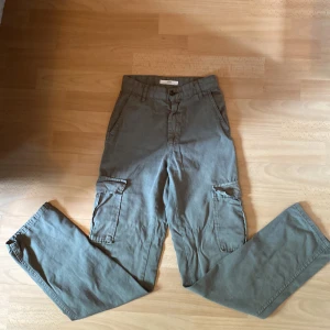 Cargo byxor - Fina gröna cargo byxor. Dem är i en oliv grön färg och tyvärr för små för mig. Skriv privat om du har frågor