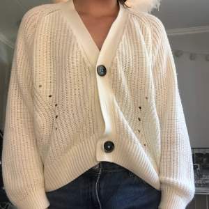 En jättefin ljus beige cardigan i storlek 146/152. Bra skick förutom att en knapp saknas men den går att använda lika bra ändå!😊om ni har fler frågor är det bara att kontakta!