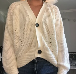 Ljus beige cardigan - En jättefin ljus beige cardigan i storlek 146/152. Bra skick förutom att en knapp saknas men den går att använda lika bra ändå!😊om ni har fler frågor är det bara att kontakta!