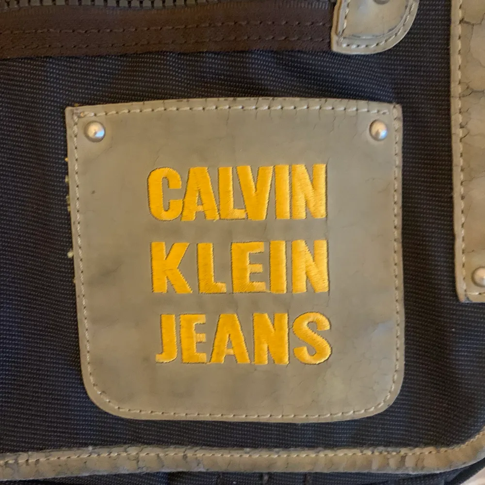 säljer denna urballa calvin klein over the shoulder väskan då den inte riktigt är min stil. vet ej vad den köptes för då den köptes för längesedan🩷 den är äkta!. Väskor.