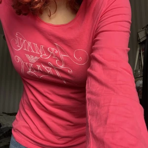 Y2k Armani jeans topp - tycker den är skitfin men används sällan, köpt på sellpy för 2 år sedan men använd 2-3 gånger då jag hade velat ha i mindre storlek🥰jättebra skick!!