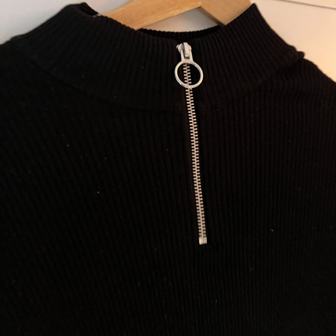 Svart tröja med dragkedja  - 90
