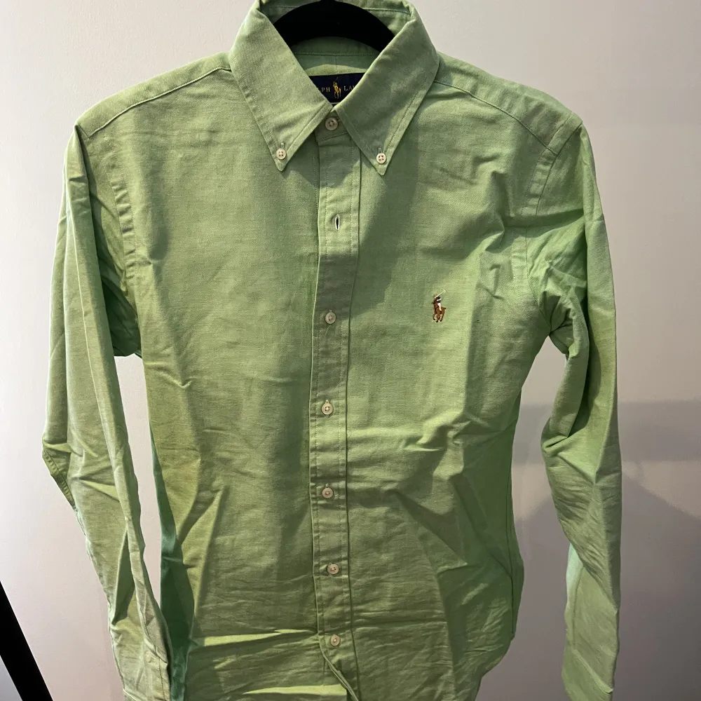 Grön långärmad skjorta från Ralph Lauren  Endast prövad  Nypris 1400kr Skick 10/10. Skjortor.