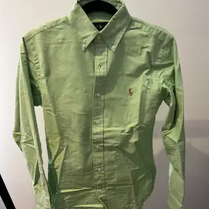 Grön långärmad skjorta från Ralph Lauren  Endast prövad  Nypris 1400kr Skick 10/10
