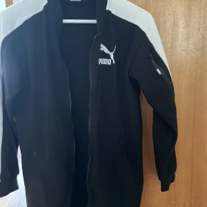 Puma tröja helt ny - Aldrig använd bara testad en gång, ganska lång men jättefin både öppen och stängd  Ficka på ärmen 