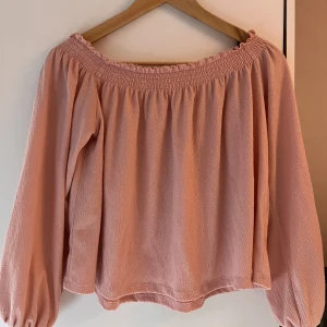 Of shoulder topp - Rosa of shoulder topp med skönt tunt material💖Använd men inget fel på alls. Man kan också ha törjan över axlarna om man vill de!