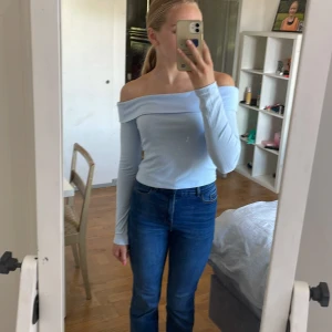 Baby blå långärmad topp. - Jag säljer min jätte fina, långärmade,  babyblå topp. Den är i storlek S och är köpt på H&M. Bara använd 1 gång. Jag säljer den för 80 kronor. Frakt ingår inte!