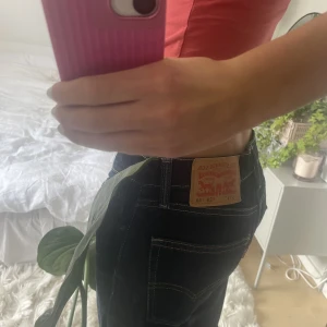 Jeans  - Snygga lågmidjade jeans från Levis köpta secondhand 💗 Storlek 29/30 Skriv för fler bilder 